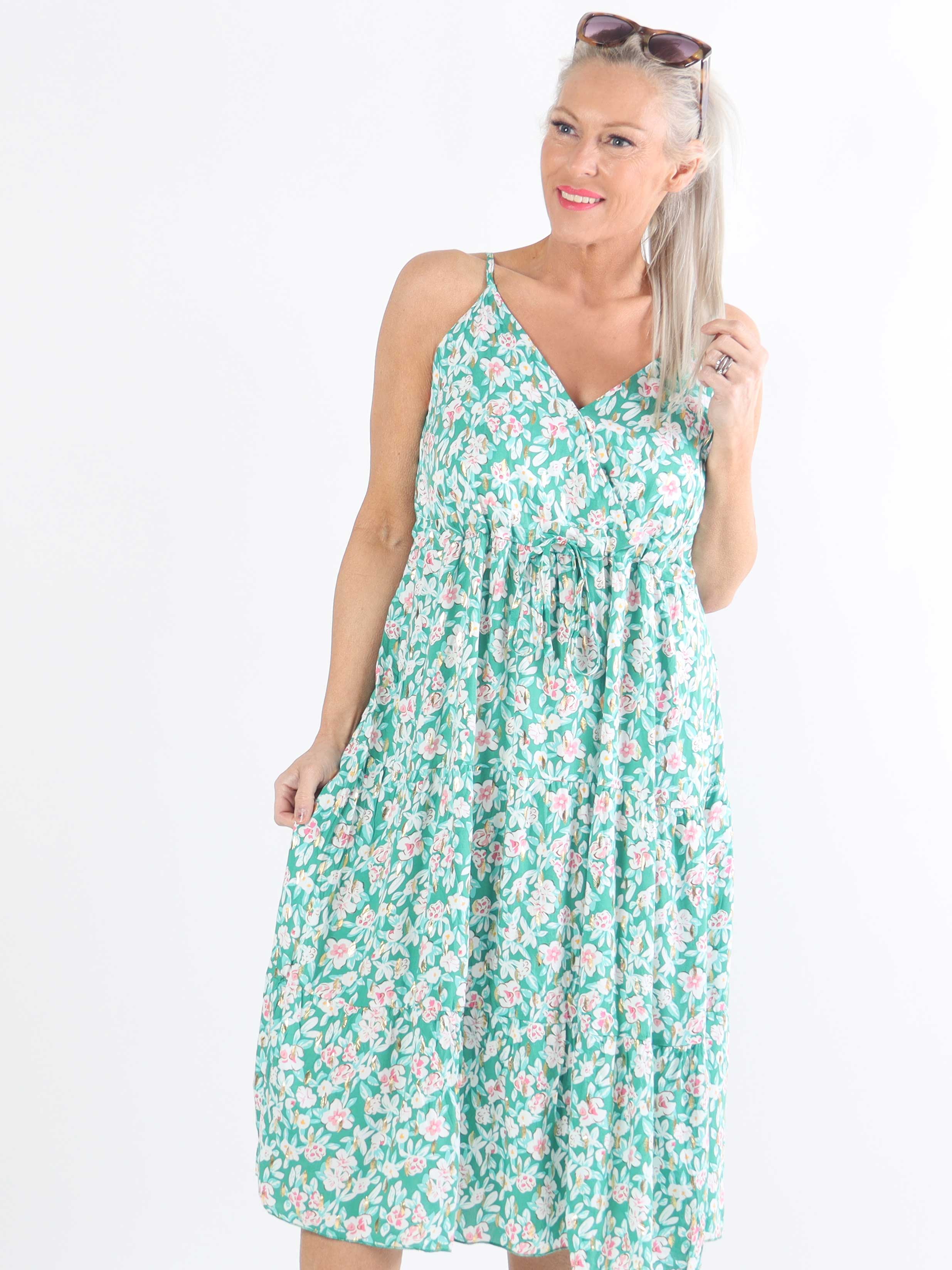 Lucie Small Flower Short - Blommönstrad bandklänning i plus size med v-ringning